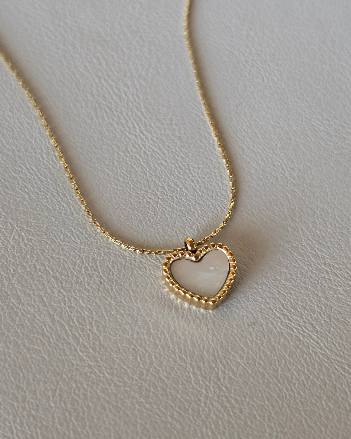 Collar corazon blanco