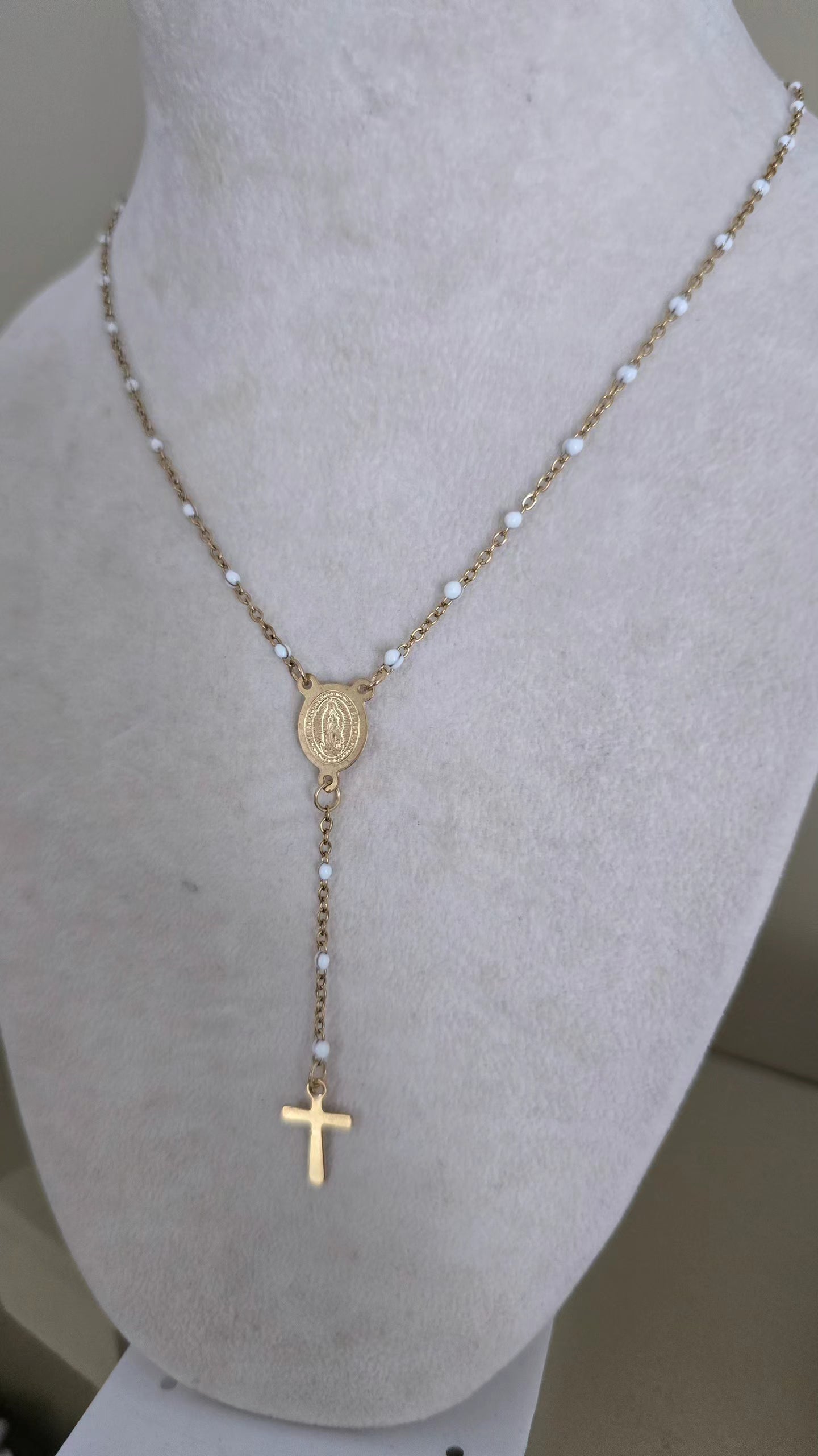 Collar estilo Rosario blanco